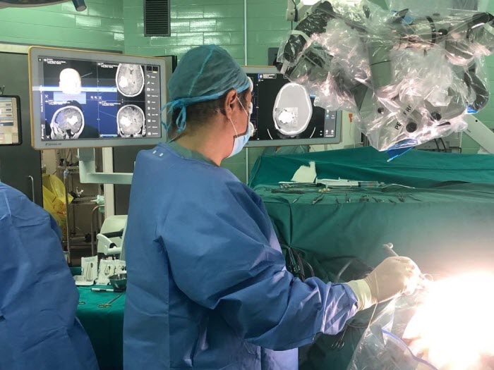 فريق طبي كويتي يستئصل ورماً من المخ بتقنية «الملاح الجراحي»